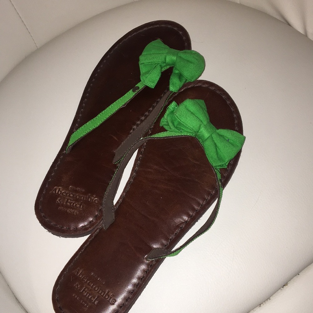 Green bow leather flip flops!